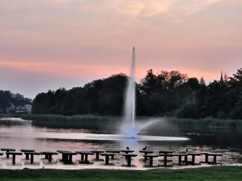 Jezioro Łoniewskie - tajemnice, atrakcje i piękno natury w regionie