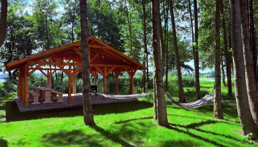 Najlepsze domki nad jeziorem Lubie – komfort i relaks na wakacje