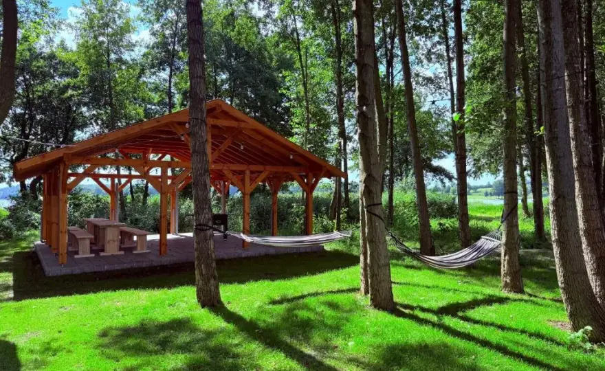 Najlepsze domki nad jeziorem Lubie – komfort i relaks na wakacje