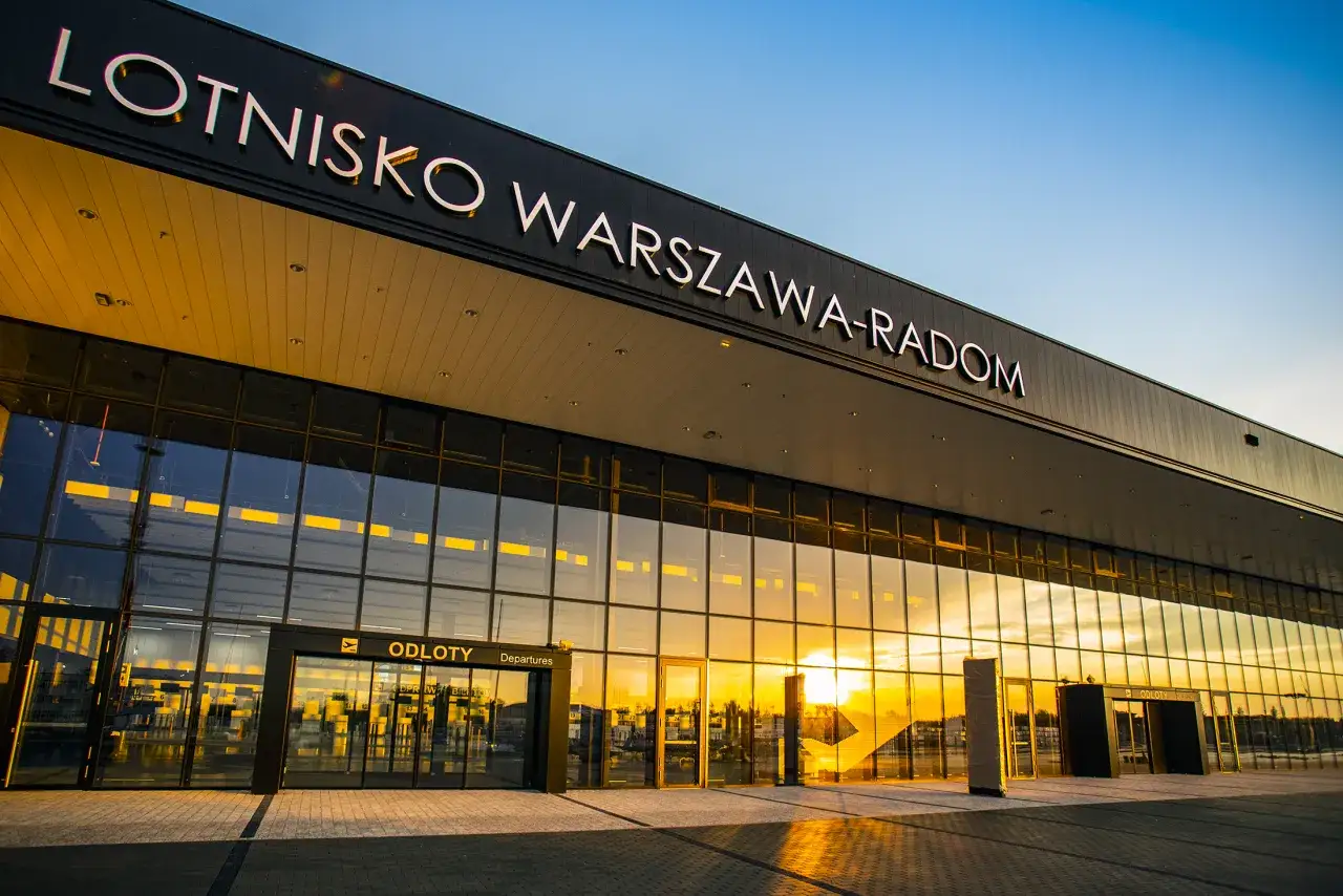 Zdjęcie Lotnisko w Radomiu jakie linie – sprawdź, które połączenia oferują